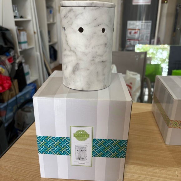 Scentsy Carrara Wax Warmer - Picture 1 of 1